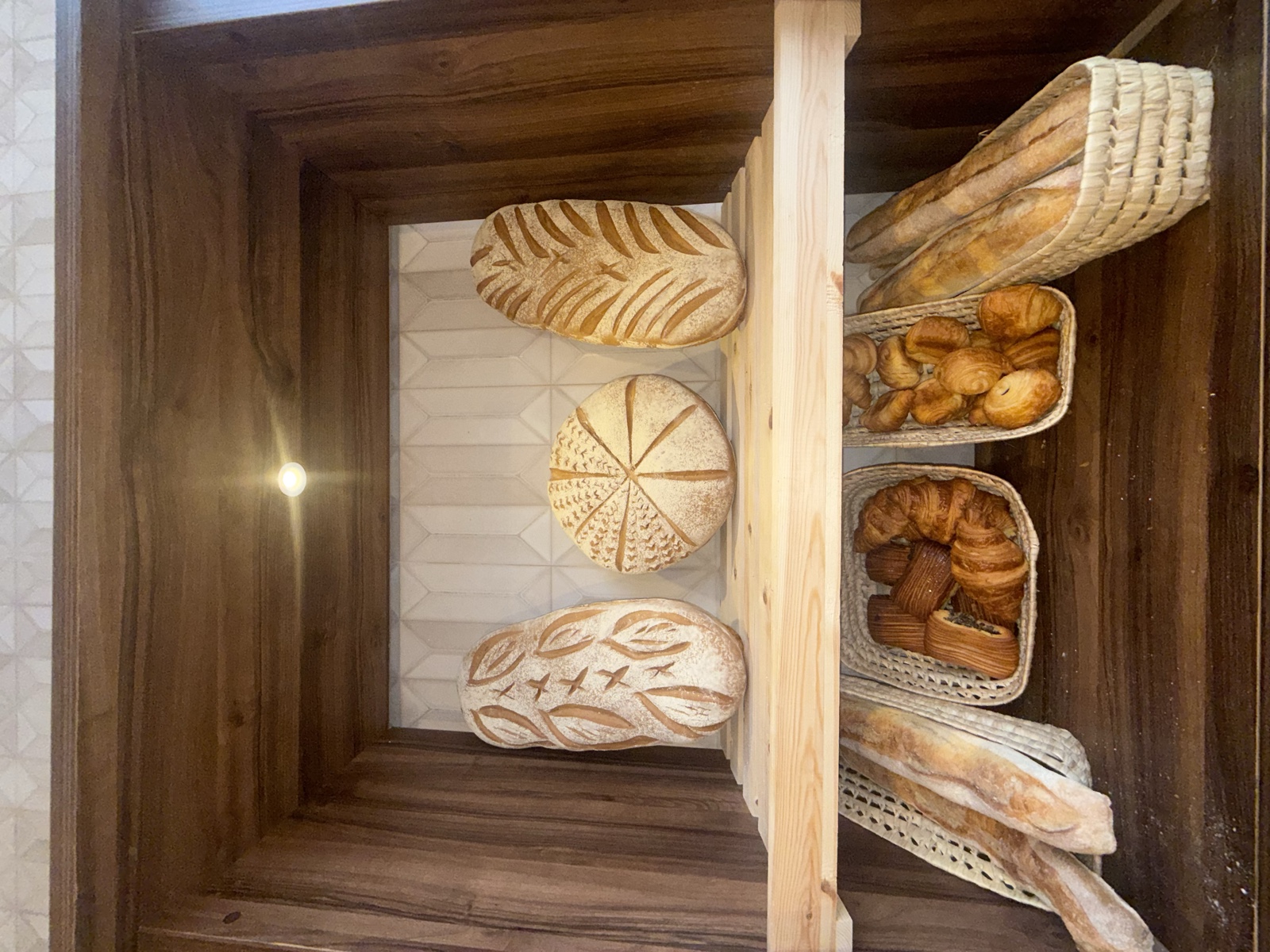 Boulangerie artisanale Chocolathé Guéliz Marrakech : croissants, pains au chocolat, pains suisses, baguettes à la française et viennoiseries fraîches du matin